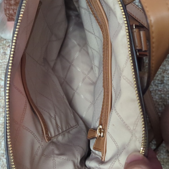 Medium size Michael Kors Bagpack never used - Picture 3 of 3